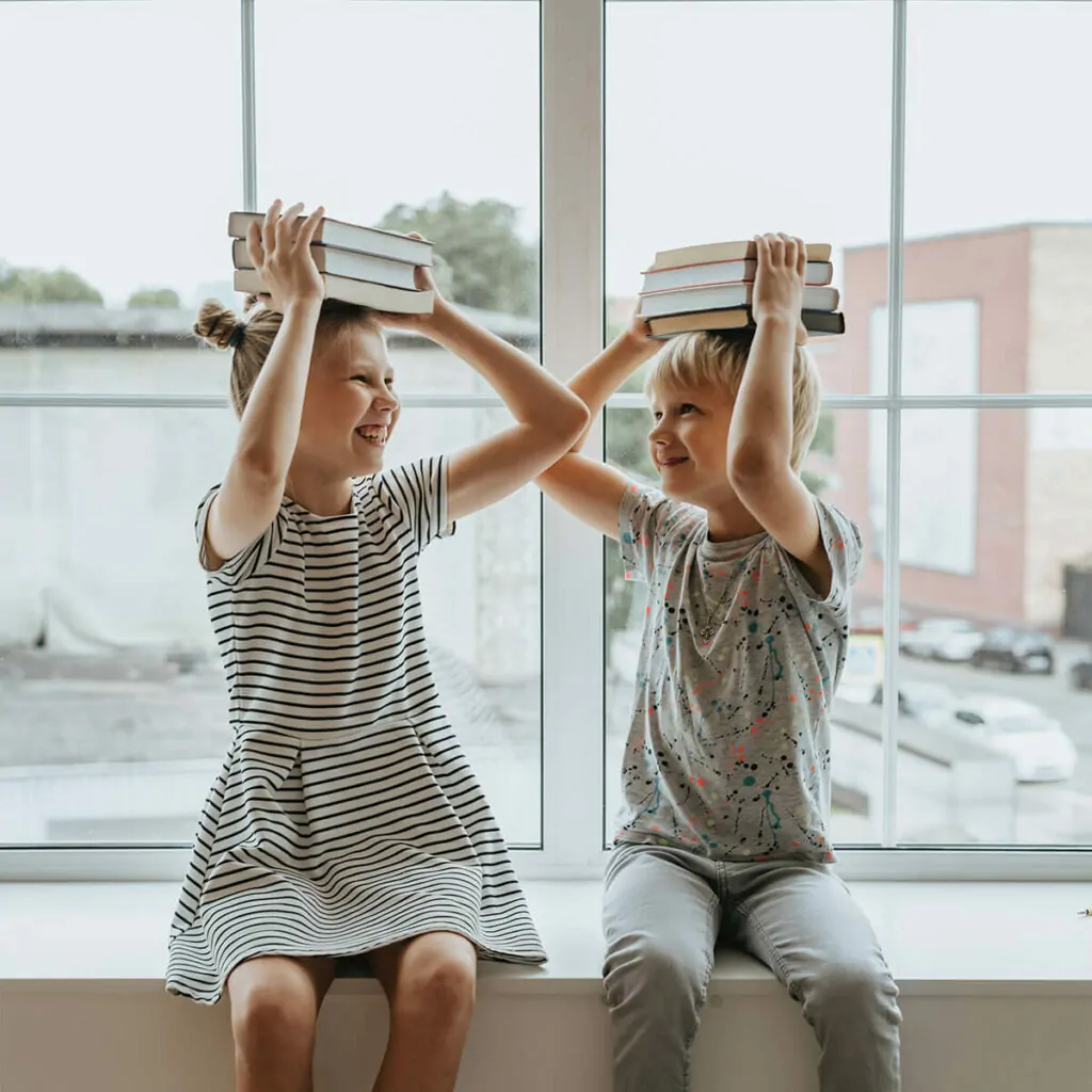 Kinderen met boeken - Basisschool De Driesprong Schoolkinderen met boeken